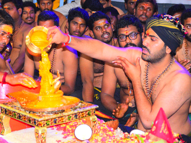 Sharwanand Performs Maha Padi Pooja at Film Nagar Daiva Sannidhanam